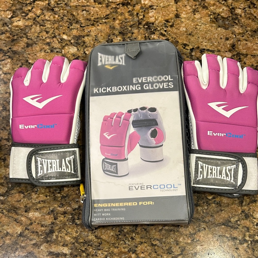 Everlast Kickboxing Punch boxing Gloves With EVERCOOL Technology, Pink & White.